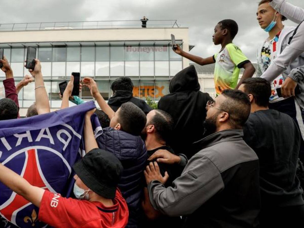 Locura en París: Hinchas del PSG invaden aeropuerto ante supuesta llegada de Messi