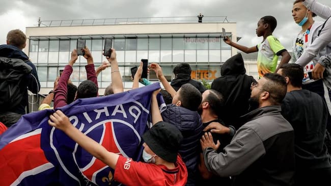 Hinchas del París Saint Germain esperando la llegada de Lionel Messi // GEOFFROY VAN DER HASSELT/AFP via Getty Images
