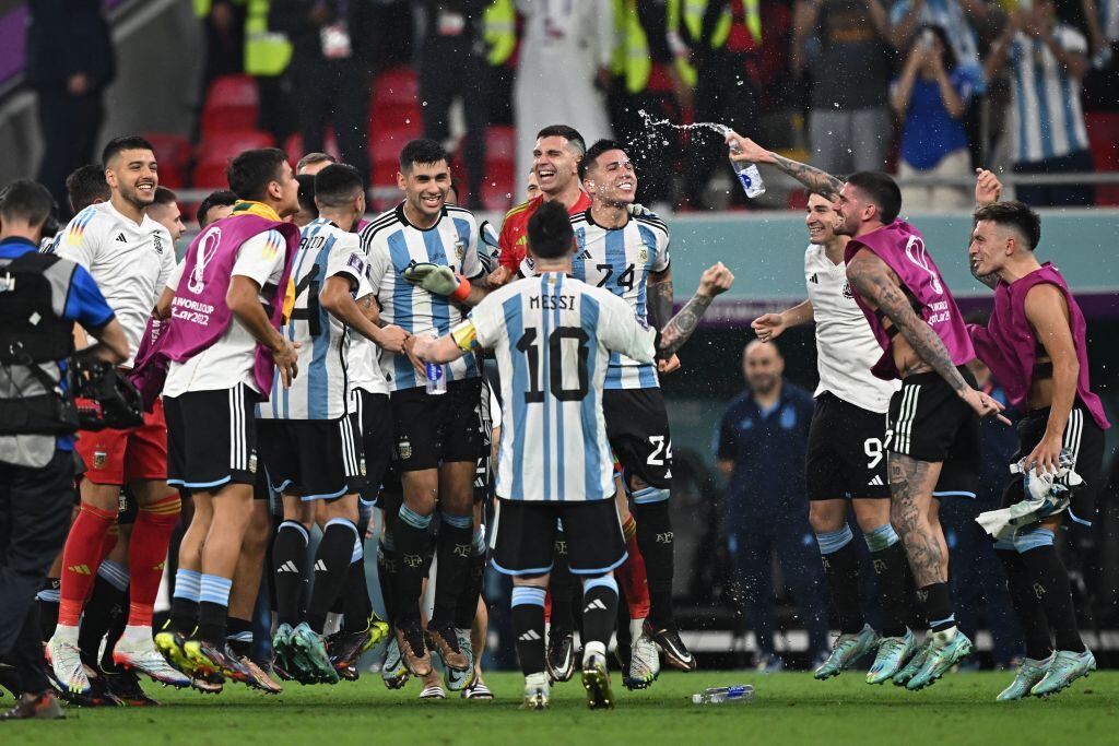 Argentina celebra su pase a cuartos de final en Qatar 2022. (MANAN VATSYAYANA / AFP vía Getty Images)
