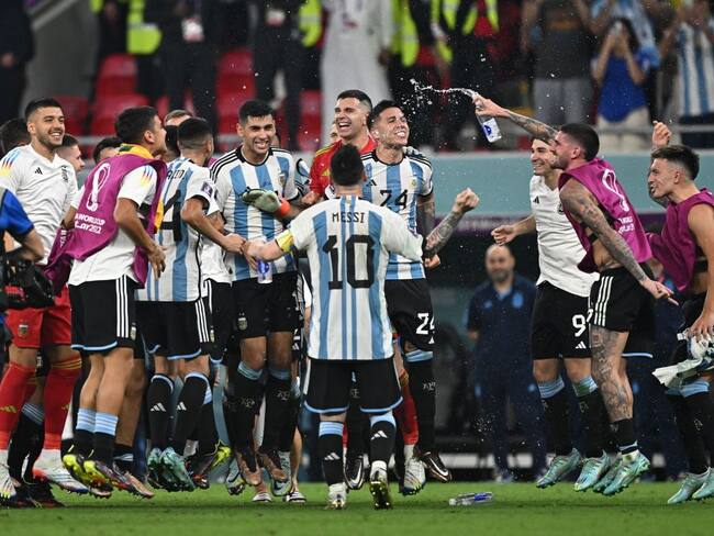 Argentina celebra su pase a cuartos de final en Qatar 2022. (MANAN VATSYAYANA / AFP vía Getty Images)