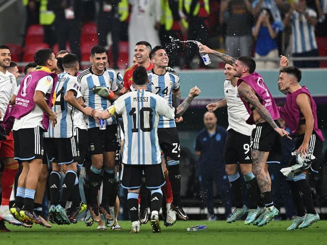 Argentina celebra su pase a cuartos de final en Qatar 2022. (MANAN VATSYAYANA / AFP vía Getty Images)