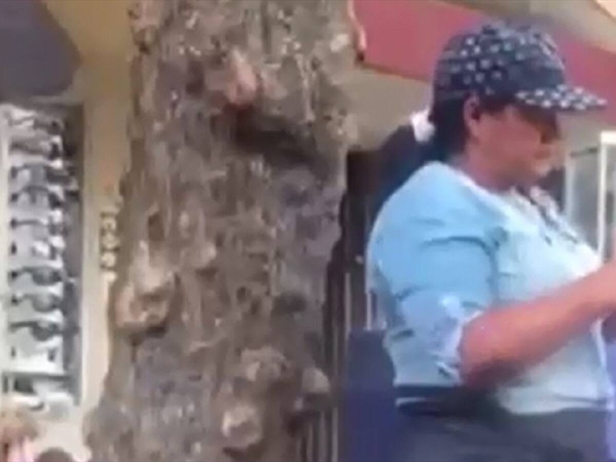 Mujer se limpia la nariz con tapabocas que vende en el centro de Santa Marta