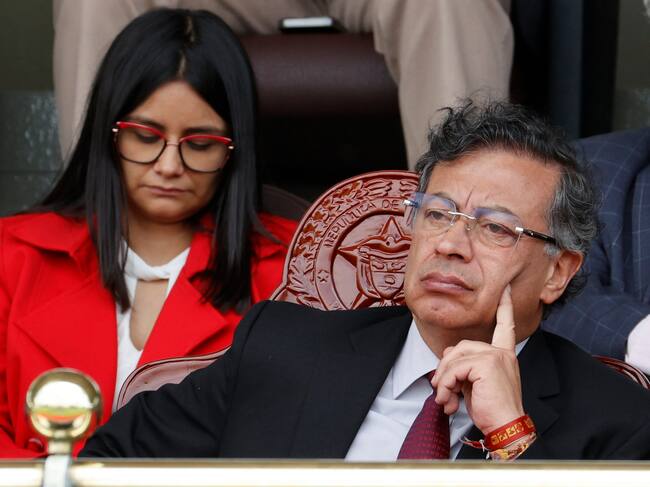 BOGOTÁ (COLOMBIA), 18/02/2025.- El presidente colombiano, Gustavo Petro, y la directora del Departamento Administrativo de la Presidencia (Dapre), Angie Rodríguez, asisten a la ceremonia de transmisión de mando del nuevo director de la Policía.