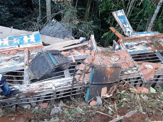 Accidente de una ‘chiva’ dejó dos muertos y tres heridos en Cauca