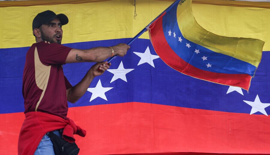 Bogotá. Enero 09 de 2025.Ciudadanos venezolanos en Bogotá realizan un plantón pacífico en la Plaza de Lourdes para rechazar la posesión presidencial de Nicolás Maduro, prevista para mañana en Venezuela. Con pancartas y banderas, expresan su respaldo a Edmundo González. La expresidenta de Colombia Martha Lucía Ramírez se unió al plantón en muestra de apoyo. (Colprensa - Catalina Olaya)