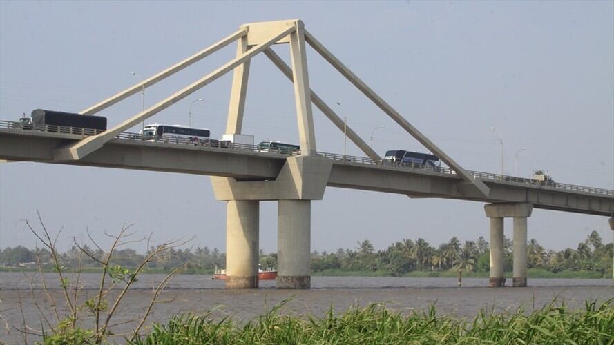 El suceso se produjo en el fuste y mástil del pilono 13 en la obra de construcción del nuevo Puente Pumarejo. Foto: Colprensa
