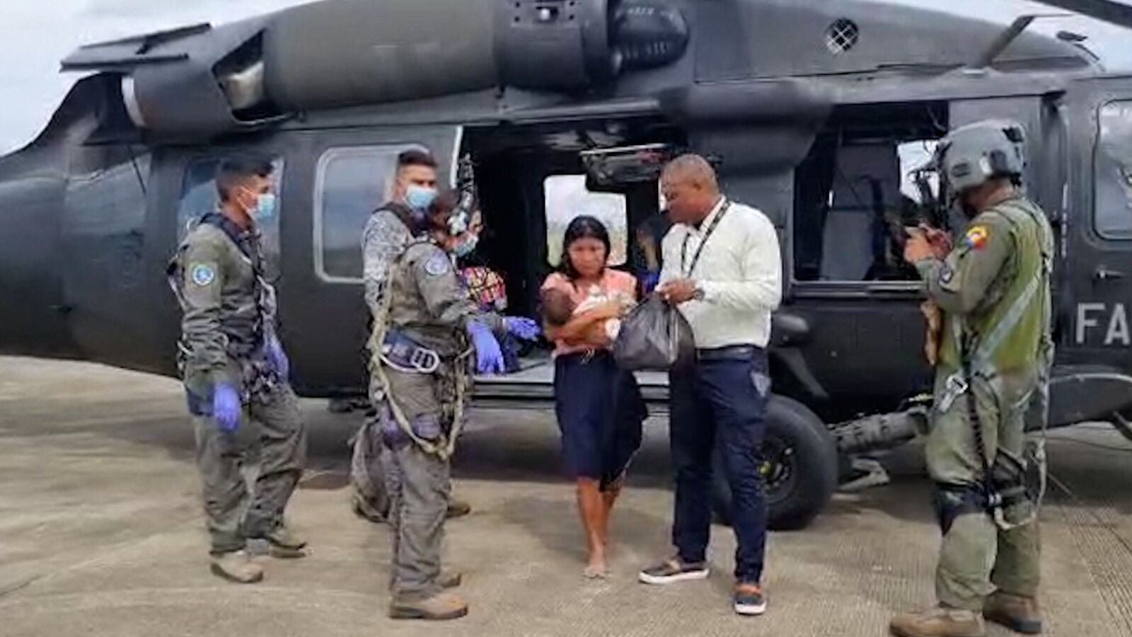 Madres indígenas con sus bebés. Foto: Cortesían Fuerza Armada.
