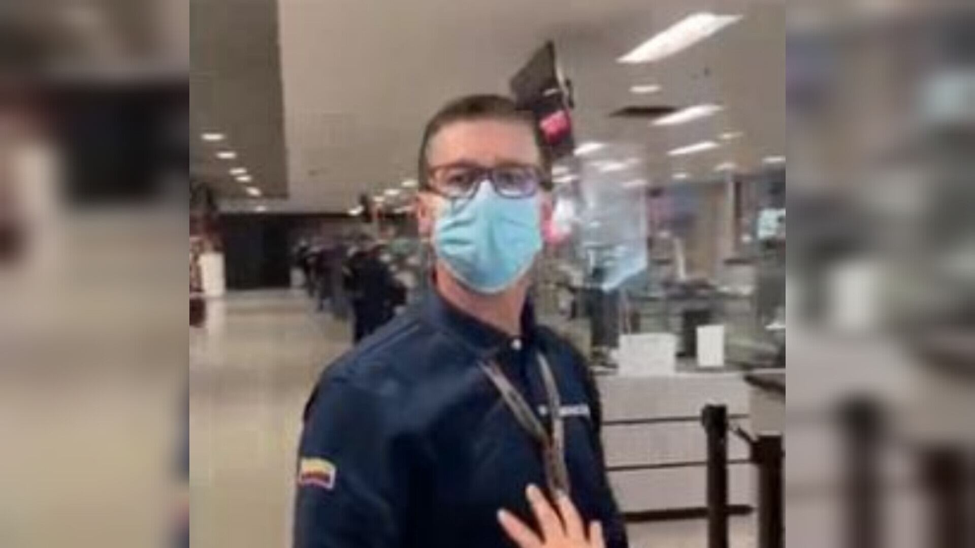Funcionario de Migración Colombia agregió a un viajero.