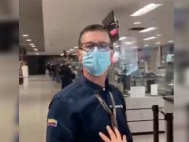 Funcionario de Migración Colombia agregió a un viajero.