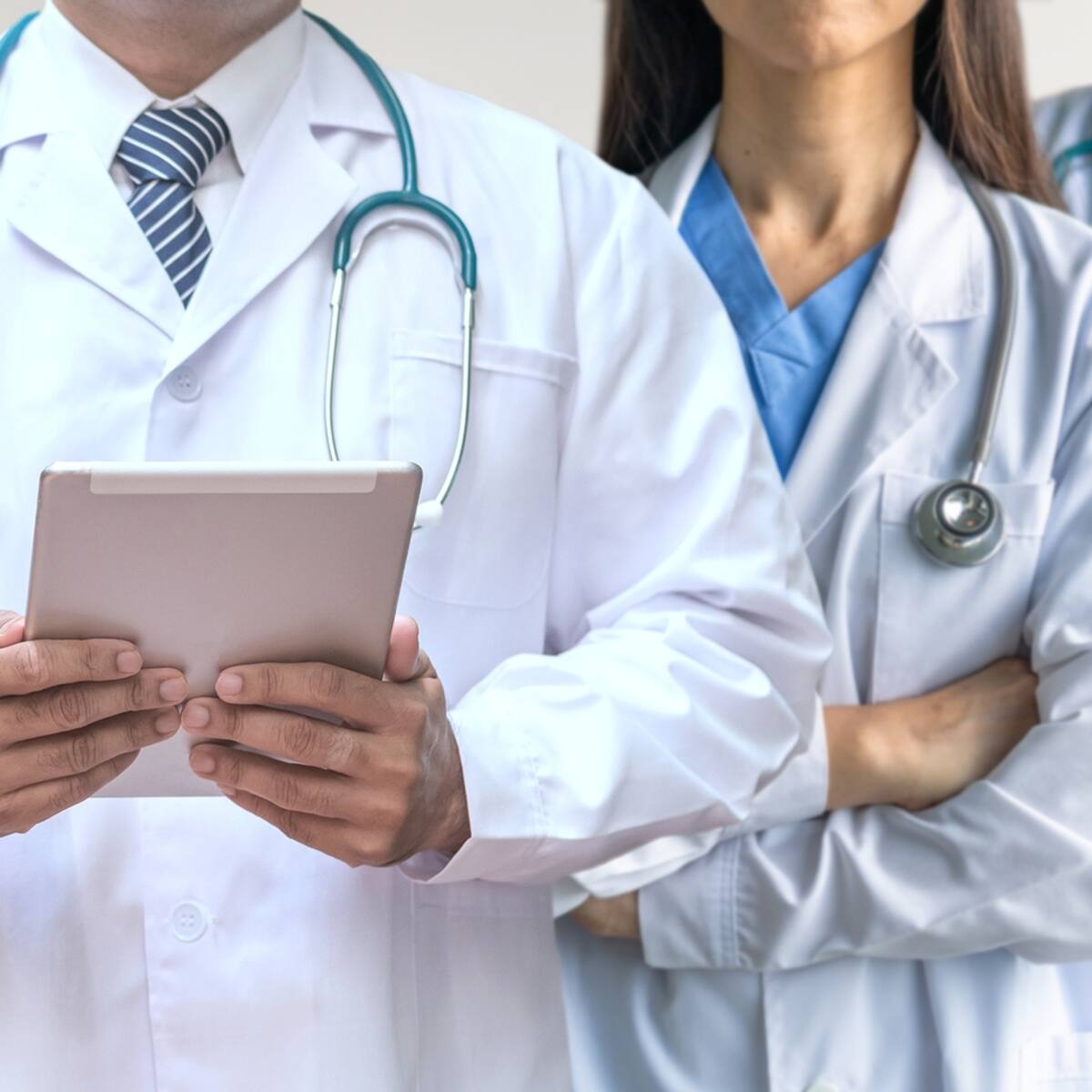 “Fuimos de la primera línea y nos abandonaron”: Personal de salud en Bogotá denuncia falta de pago
