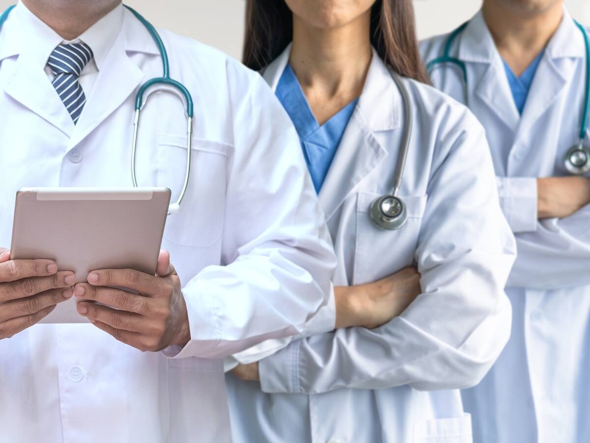 “Fuimos de la primera línea y nos abandonaron”: Personal de salud en Bogotá denuncia falta de pago