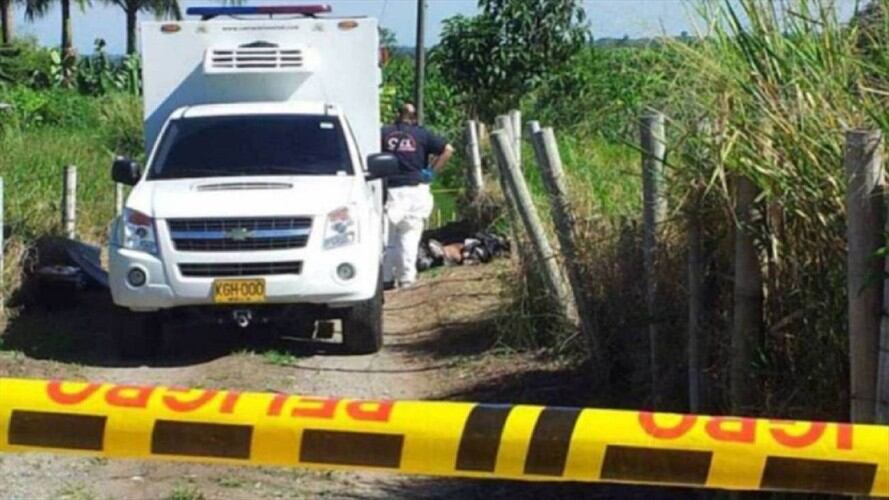 El joven fue encontrado a un lado de la vía que comunica a Norosí con Río Viejo. Foto: Colprensa