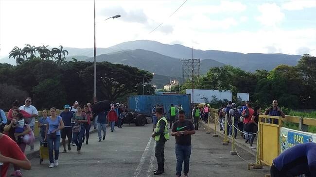 Las autoridades venezolanas permiten sólo el paso peatonal de los migrantes venezolanos.. Foto: W Radio