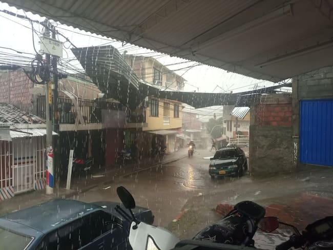 Aguacero en Cali deja árboles caídos e inundaciones en vías. Foto: Cortesía.