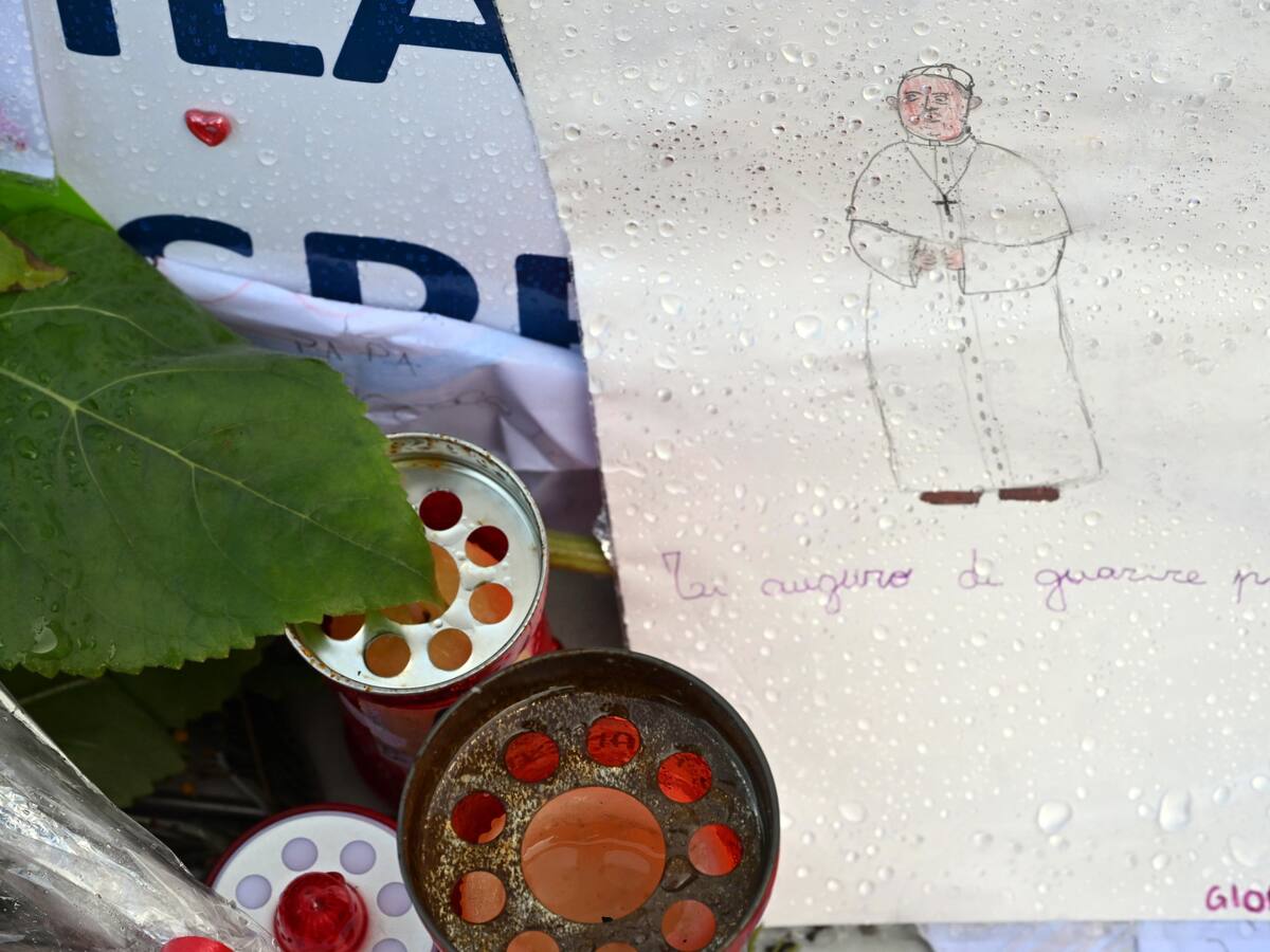 El papa Francisco “durmió bien”, anunció el Vaticano tras catorce días de hospitalización