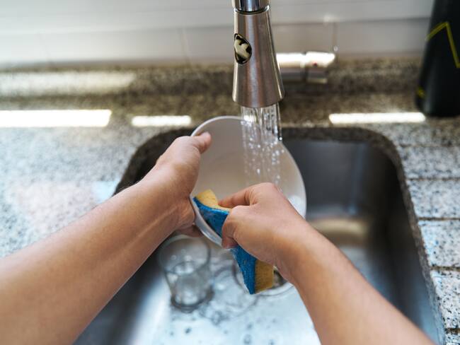 Imagen de referencia de persona lavando un plato. Foto: Getty Images
