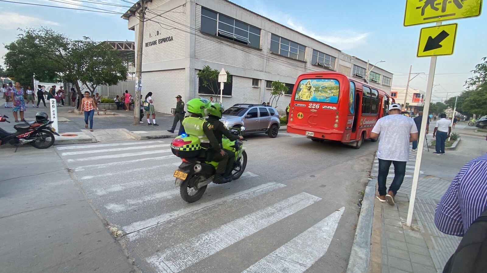 Acompañamiento de la Policía a ruta de buses en Barranquilla./ Foto: Policía Metropolitana