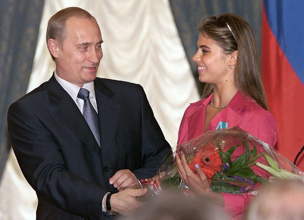 Vladimir Putin y Alina Kabayeva. (Photo credit should read SERGEI CHIRIKOV/AFP via Getty Images)