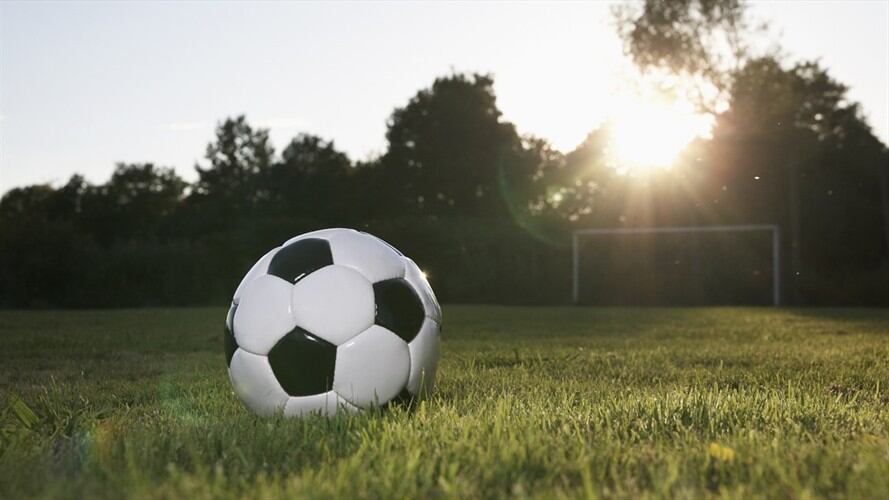 Un menor sufrió lesiones por la caída de una reja de hierro en una cancha de fútbol del ICBF en Bucaramanga. Foto: Getty Images / WESTEND61