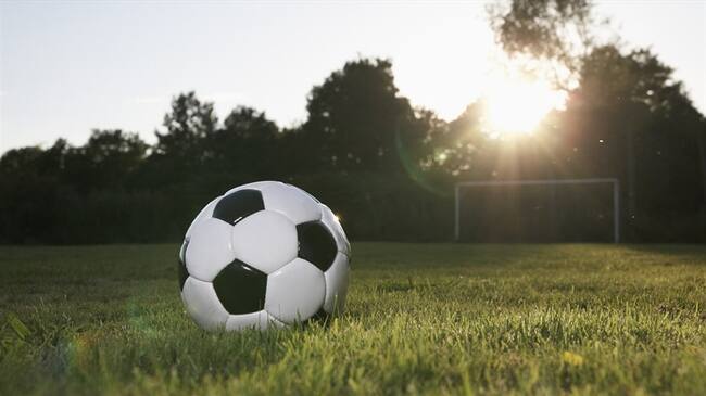 Un menor sufrió lesiones por la caída de una reja de hierro en una cancha de fútbol del ICBF en Bucaramanga. Foto: Getty Images / WESTEND61