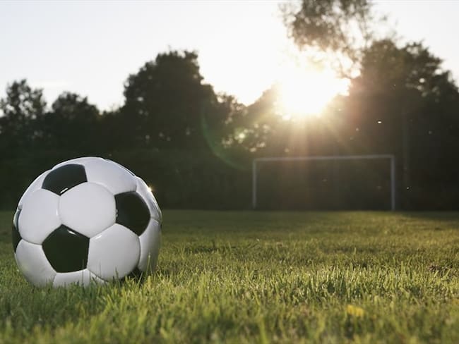 Un menor sufrió lesiones por la caída de una reja de hierro en una cancha de fútbol del ICBF en Bucaramanga. Foto: Getty Images / WESTEND61