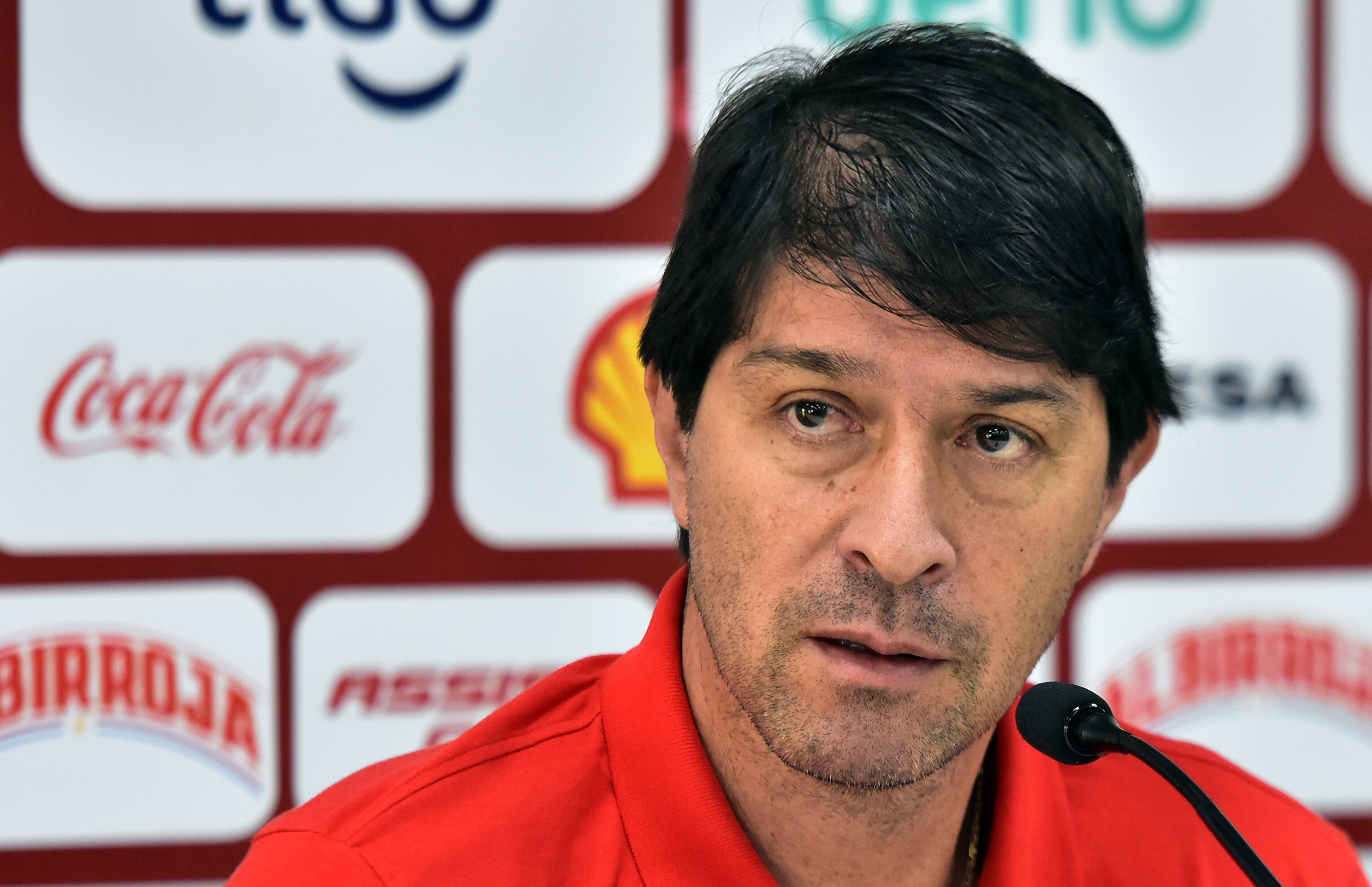 El director técnico de la selección de fútbol Paraguay Daniel Garnero habla hoy, durante una rueda de prensa, en el CARDE de la ciudad de Ypané (Paraguay). Apenas 40 días después de su debut en el banquillo de la selección de Paraguay con derrota ante Argentina y tres partidos después en los que ha cosechado cuatro puntos, el argentino Daniel Garnero cree que sus pupilos han asimilado su idea y están listos para ratificar el ascenso este martes con un triunfo sobre Colombia. EFE/Daniel PirisEFE/ Danielpiris