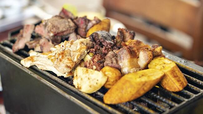 Todos los amantes de la fritanga podrán disfrutar de un festival que hace honor a este delicioso plato típico colombiano. Foto: Getty Images / RICARDOIMAGEN