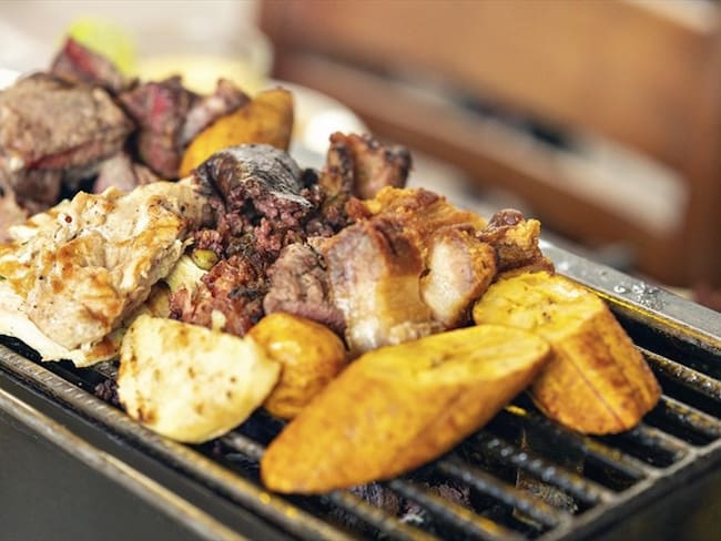 Todos los amantes de la fritanga podrán disfrutar de un festival que hace honor a este delicioso plato típico colombiano. Foto: Getty Images / RICARDOIMAGEN