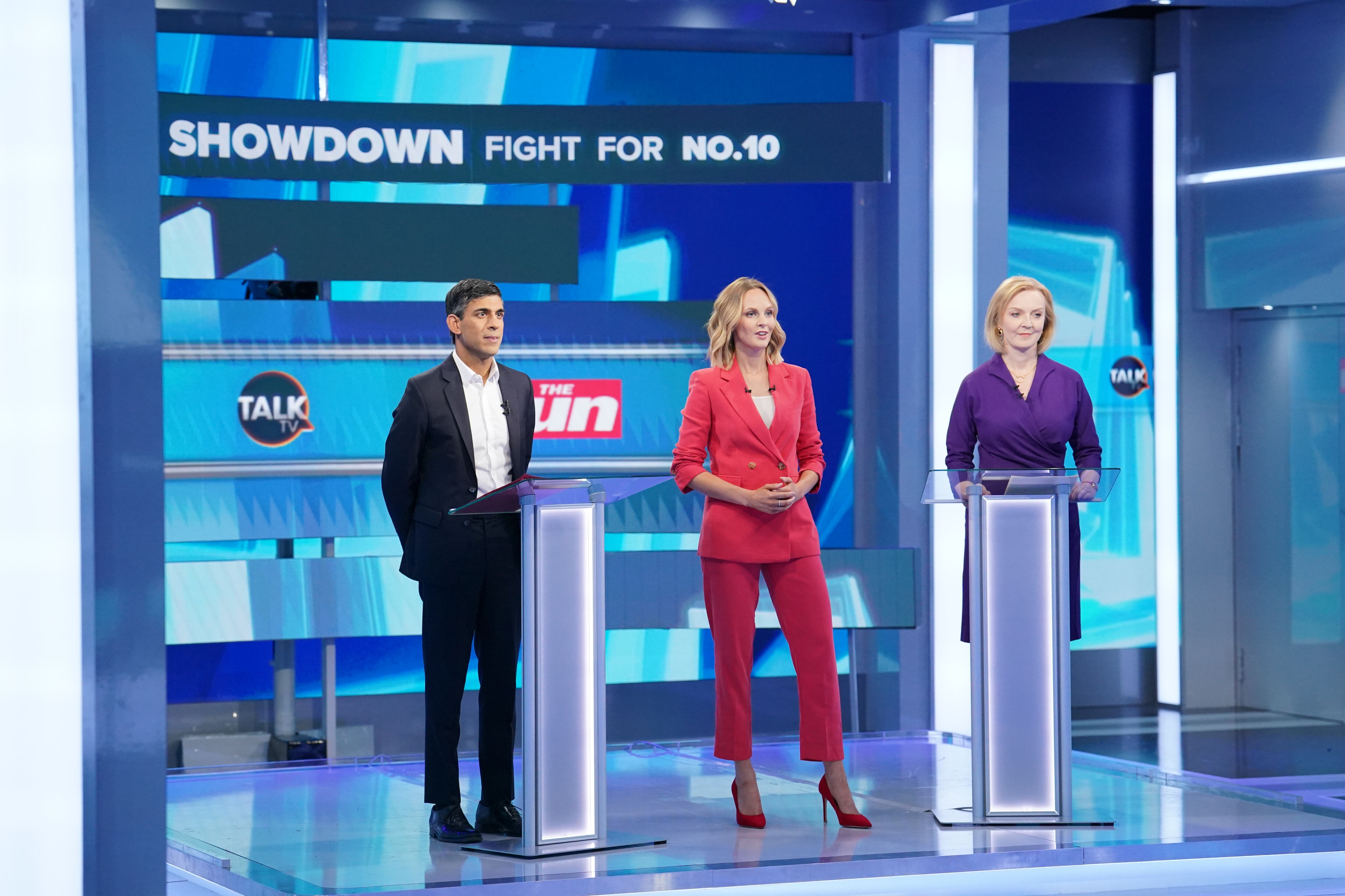 Los candidatos a primer ministro de Reino Unido, los conservadores Liz Truss y Rushi Sunak, en un debate organizado por la televisión británica donde la periodista Kate McCann fue la moderadora. 26 de julio de 2022. (Photo by Dominic Lipinski/PA Images via Getty Images)