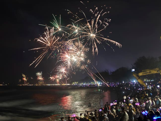 Celebración de año nuevo en Bali, Indonesia. Foto: EFE/EPA/MADE NAGI