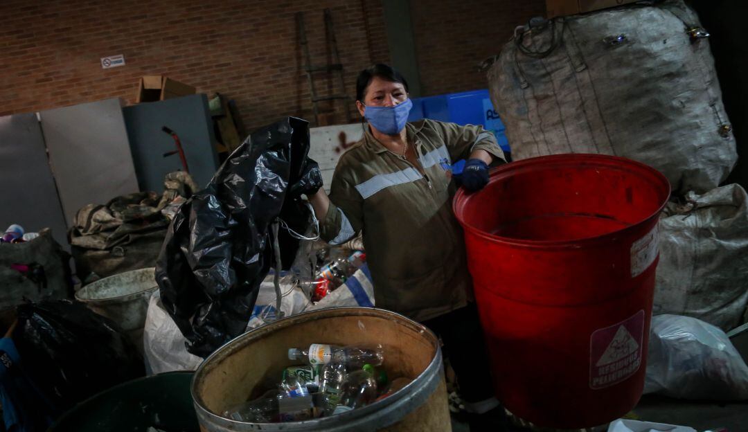 Mujer recicladora en Bogotá. Foto: Colprensa