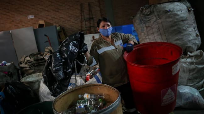 Mujer recicladora en Bogotá. Foto: Colprensa