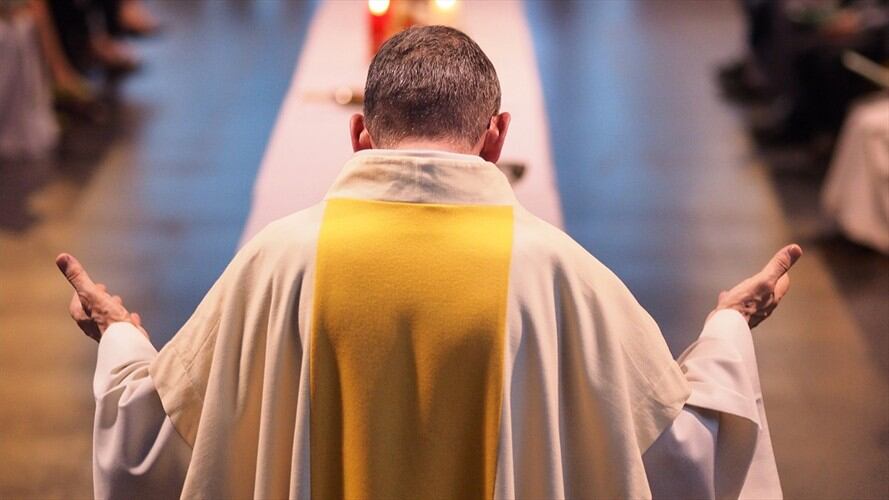 Imagen de referencia de un sacerdote en misa. Foto: Getty Images / Godong