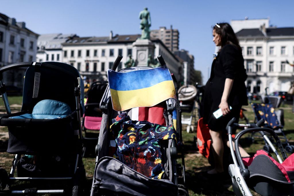 cochecitos vacíos, imágenes de jóvenes víctimas con ropa de bebé cubierta con "sangre falsa", durante una protesta para resaltar la difícil situación de niños víctimas de la guerra entre Rusia y Ucrania . (Photo by Kenzo TRIBOUILLARD / AFP) (Photo by KENZO TRIBOUILLARD/AFP via Getty Images)
