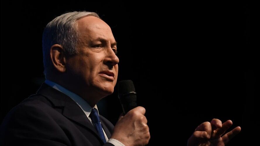 Pese a su inculpación por corrupción, el primer ministro israelí, Benjamin Netanyahu, aventajaba este lunes por la noche a su gran rival Benny Gantz tras el tercer duelo electoral en menos de un año. Foto: Getty Images