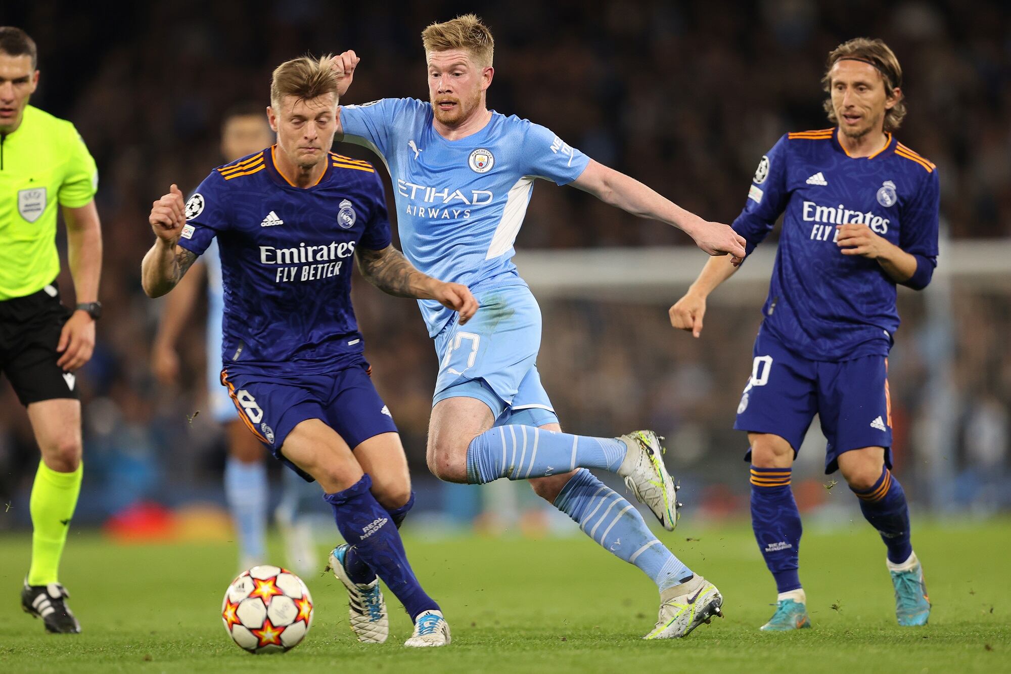 Toni Kroos, Luka Modric y Kevin De Bruyne en la semifinal de Champions League entre el Manchester City vs. Real Madrid (Photo by James Williamson - AMA/Getty Images)