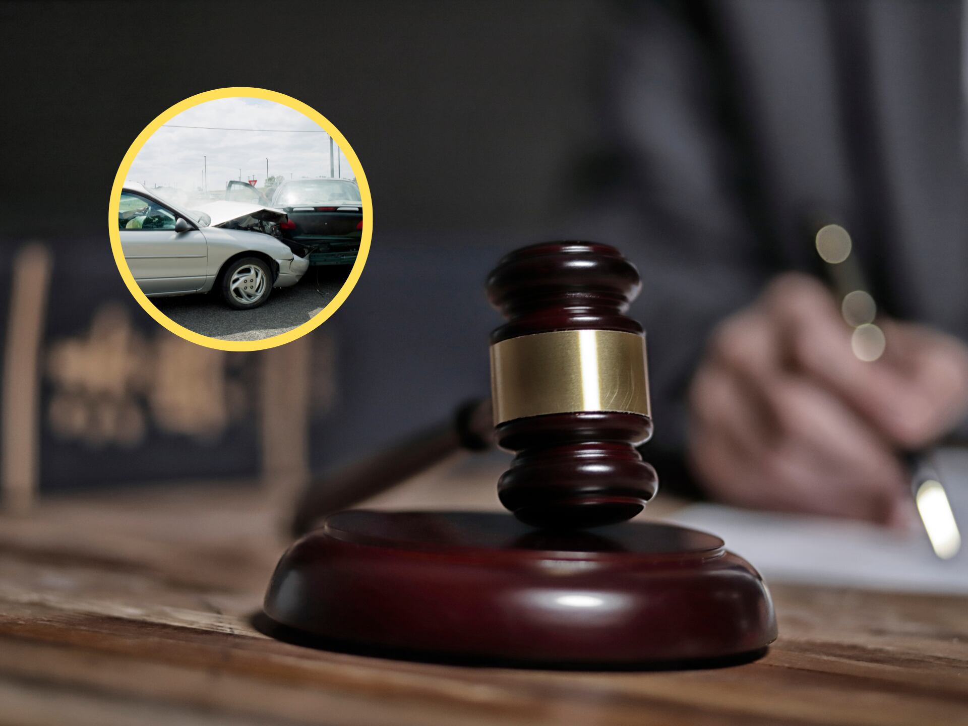 Imagen referencia de un juez, encima accidente de tránsito (GettyImages)