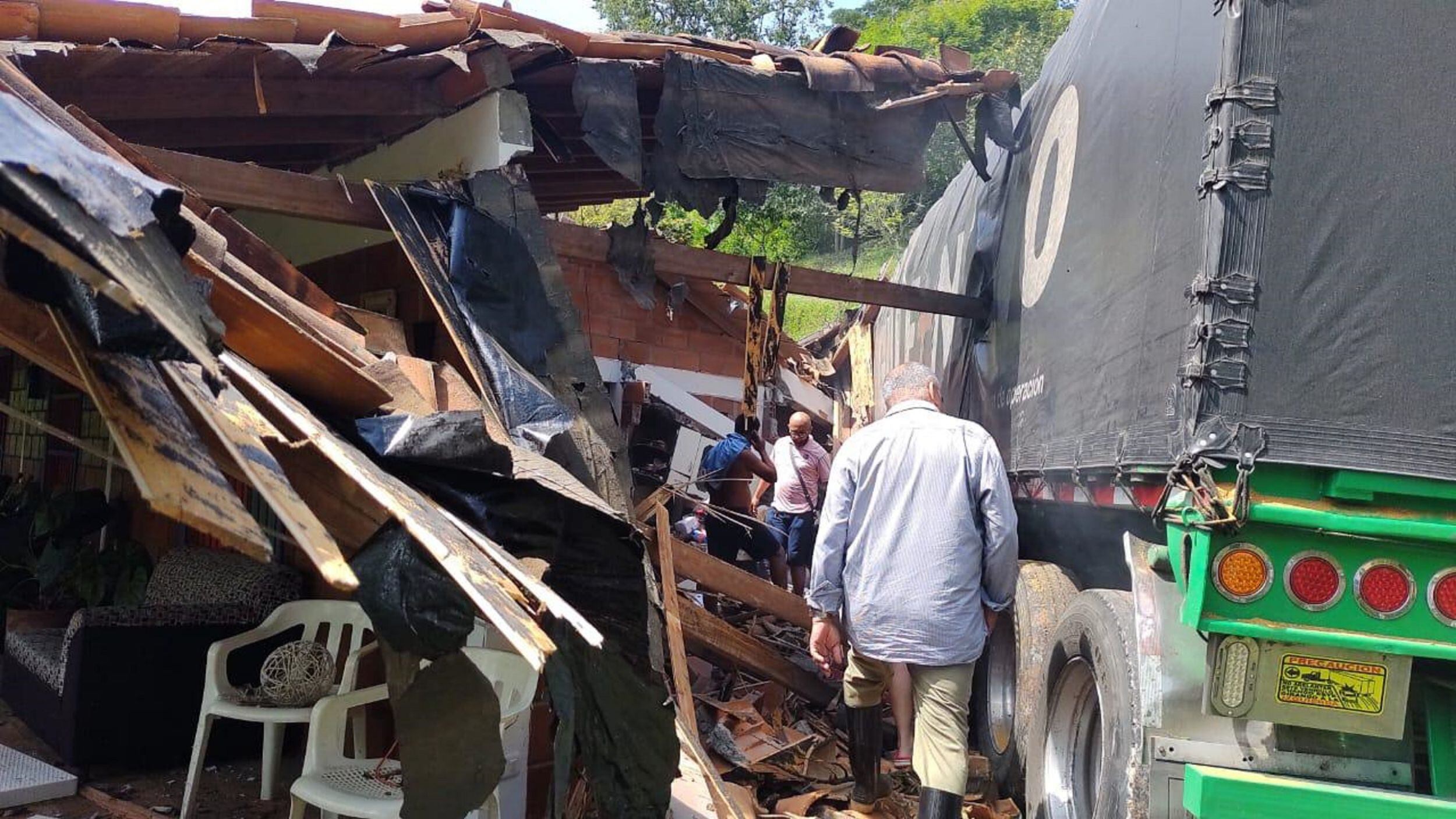 El automotor también ingresó a un predio y colisionó con una vivienda, causando gran destrucción. Foto: Cortesía. 