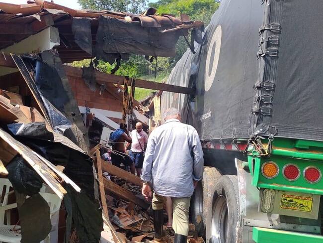 El automotor también ingresó a un predio y colisionó con una vivienda, causando gran destrucción. Foto: Cortesía.