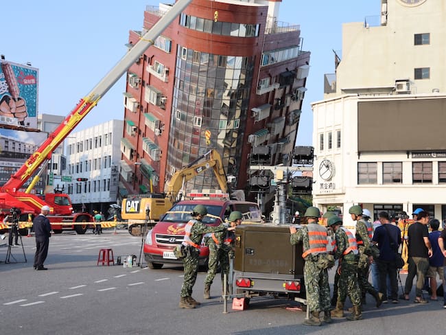 HUALIEN (TAIWÁN), 03/04/2024.- Al menos nueve personas murieron, 821 resultaron heridas, 127 permanecen atrapadas o varadas y 28 edificios se derrumbaron tras el fuerte terremoto registrado este miércoles en Taiwán, que ya ha dejado más de un centenar de réplicas de diferentes magnitudes, informaron fuentes oficiales. El seísmo, cuya magnitud fue de 7,2 según la Agencia Meteorológica Central (CWA) de Taiwán y de 7,4 de acuerdo al Servicio Geológico de Estados Unidos, ocurrió a las 7.58 del miércoles (23.58 GMT del martes) en el mar, concretamente 25 kilómetros al sureste del condado oriental de Hualien. EFE/Military News Agency ROC SOLO USO EDITORIAL/ SOLO USO PERMITIDO PARA ILUSTRAR LA NOTICIA QUE ACOMPAÑA/ (CRÉDITO OBLITORIO)
