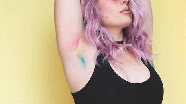 Unicorn Armpit Hair', la tendencia de tinturarse las axilas . Foto: Instagram @caitlinfordhair