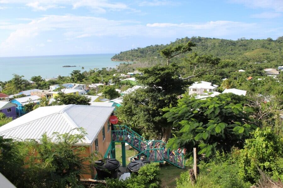 Denuncian daños en la estructura de las casas nuevas entregadas por el Gobierno en Providencia. Foto: Colprensa.