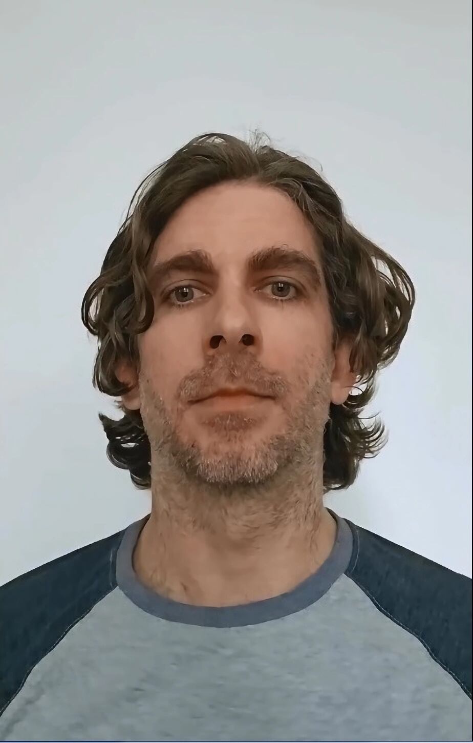 Captura de un vídeo publicado en una cuenta de Instagram con el sobrenombre Dipshit secrets (Secretos idiotas) donde aparece Max Azzarello, el hombre de 37 años que se prendió fuego a si mismo este viernes a las afueras del tribunal que juzga al expresidente Donald Trump, sin aparente relación con el juicio y vinculado de algún modo con grupos conspiranoicos de extrema derecha. EFE/Dipshit Secrets/Instagram