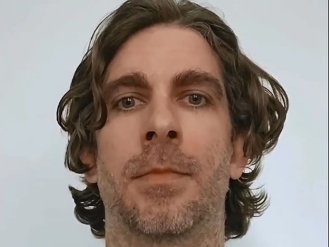 Captura de un vídeo publicado en una cuenta de Instagram con el sobrenombre Dipshit secrets (Secretos idiotas) donde aparece Max Azzarello, el hombre de 37 años que se prendió fuego a si mismo este viernes a las afueras del tribunal que juzga al expresidente Donald Trump, sin aparente relación con el juicio y vinculado de algún modo con grupos conspiranoicos de extrema derecha. EFE/Dipshit Secrets/Instagram