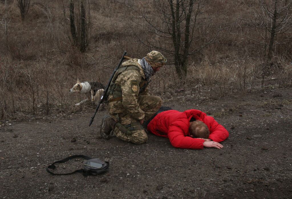 Militar ucraniano verificando identidad de un sospechoso / Getty Images