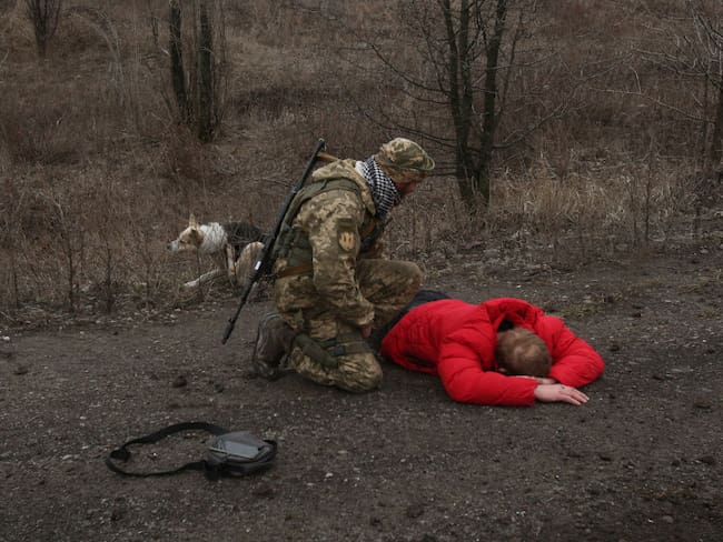 Militar ucraniano verificando identidad de un sospechoso / Getty Images