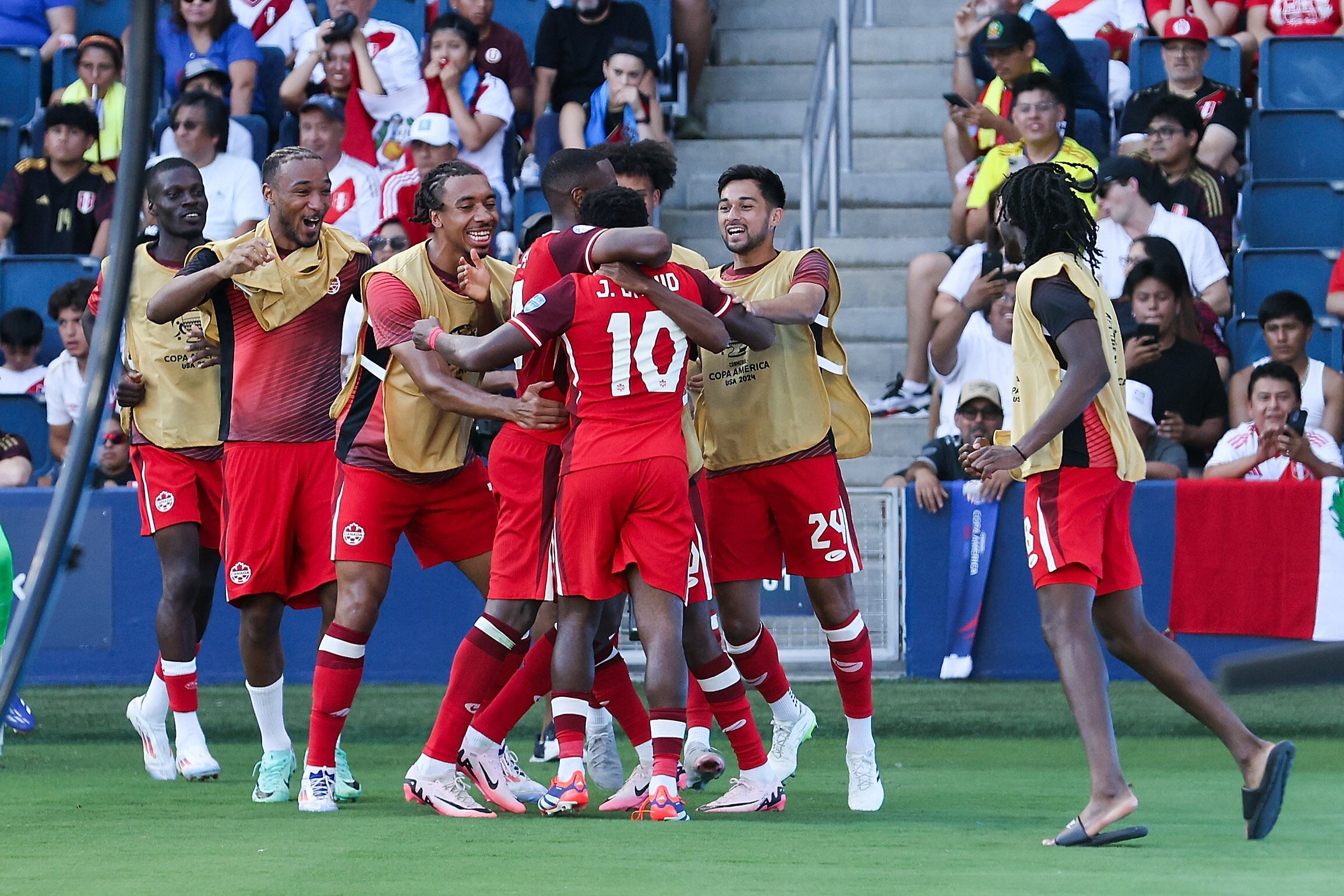 Kansas City (United States), 25/06/2024.- Canada forward Jonathan David (C) is mobbed by his teammates after scoring during the second half of the CONMEBOL Copa America 2024 group A match between Peru and Canada, in Kansas City, Kansas, USA, 25 June 2024. EFE/EPA/WILLIAM PURNELL