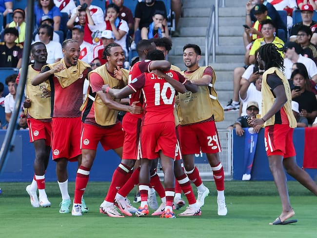 Kansas City (United States), 25/06/2024.- Canada forward Jonathan David (C) is mobbed by his teammates after scoring during the second half of the CONMEBOL Copa America 2024 group A match between Peru and Canada, in Kansas City, Kansas, USA, 25 June 2024. EFE/EPA/WILLIAM PURNELL
