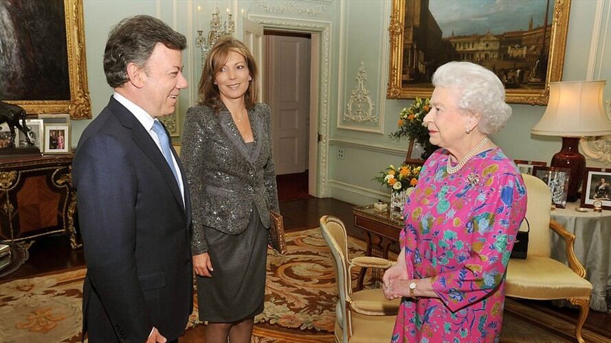 Juan Manuel Santos y la reina Isabel II. Foto: Colprensa
