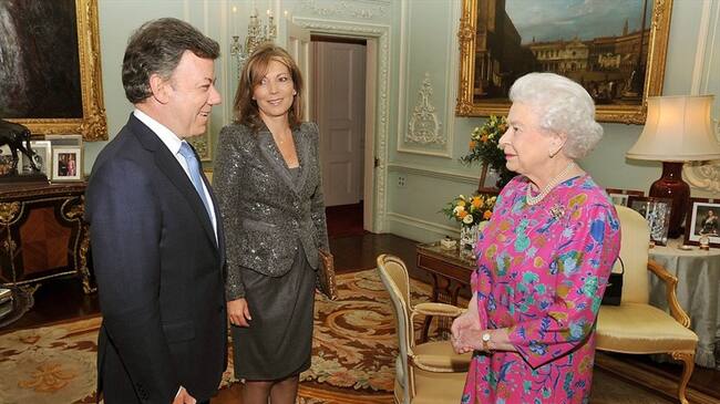 Juan Manuel Santos y la reina Isabel II. Foto: Colprensa